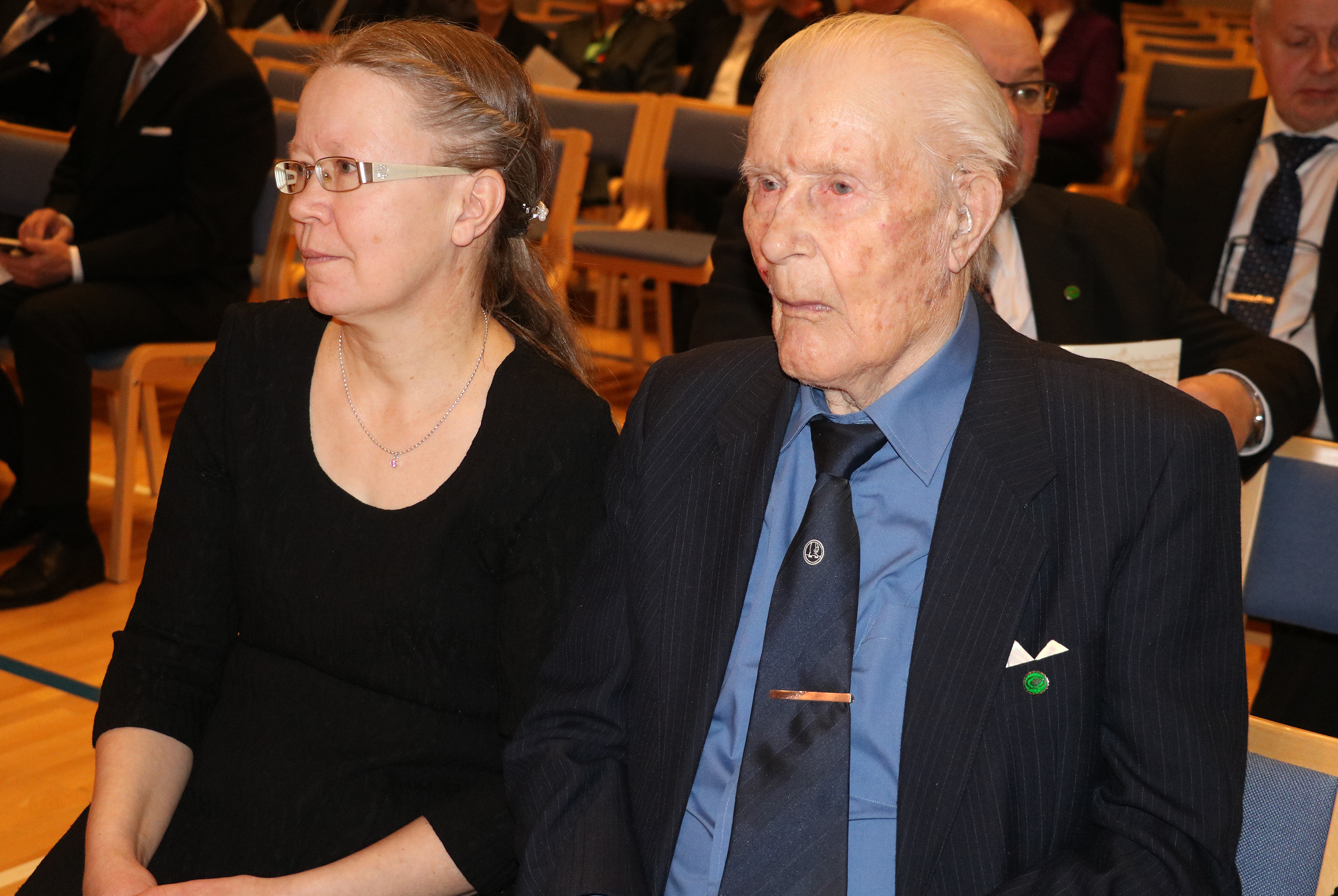 Martti Nikula on yksi Keskustan kultaisen ansiomerkin saajista. Seuralaisena Anne-tytär.