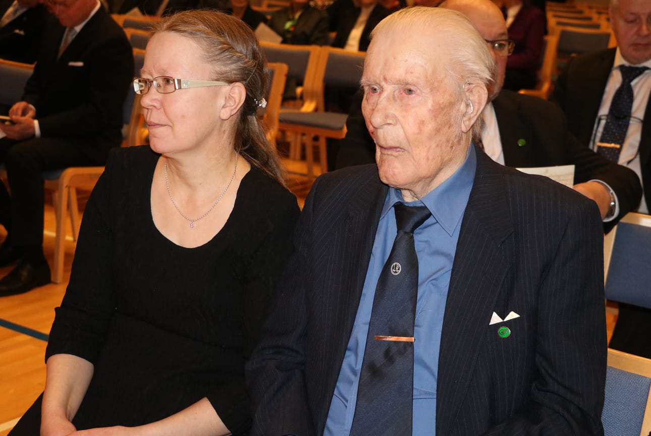 Martti Nikula on yksi Keskustan kultaisen ansiomerkin saajista. Seuralaisena Anne-tytär.