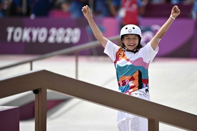Japanin 13-vuotias Momiji Nishiya otti historian ensimmäisen naisten rullalautailun olympiavoiton maanantaina Tokiossa. Kuva: Lehtikuva / AFP