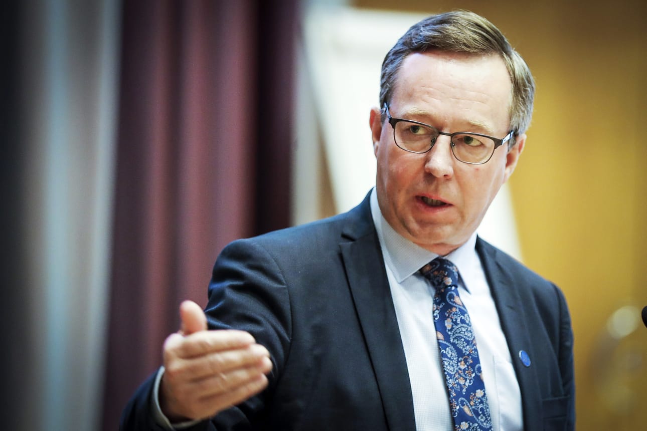 Elinkeinoministeri Mika Lintilä (kesk.) uskoo, että Suomi on vahvoilla kilpailemassa uusista jättikokoisista akkutehtaista.