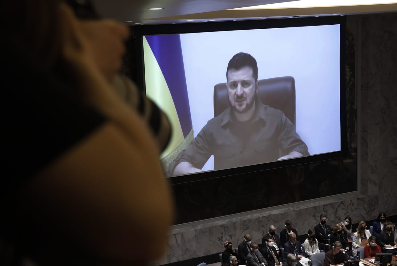 Presidentti Volodymyr Zelenskyi puhuu Suomen eduskunnalle videoyhteydellä perjantaina.