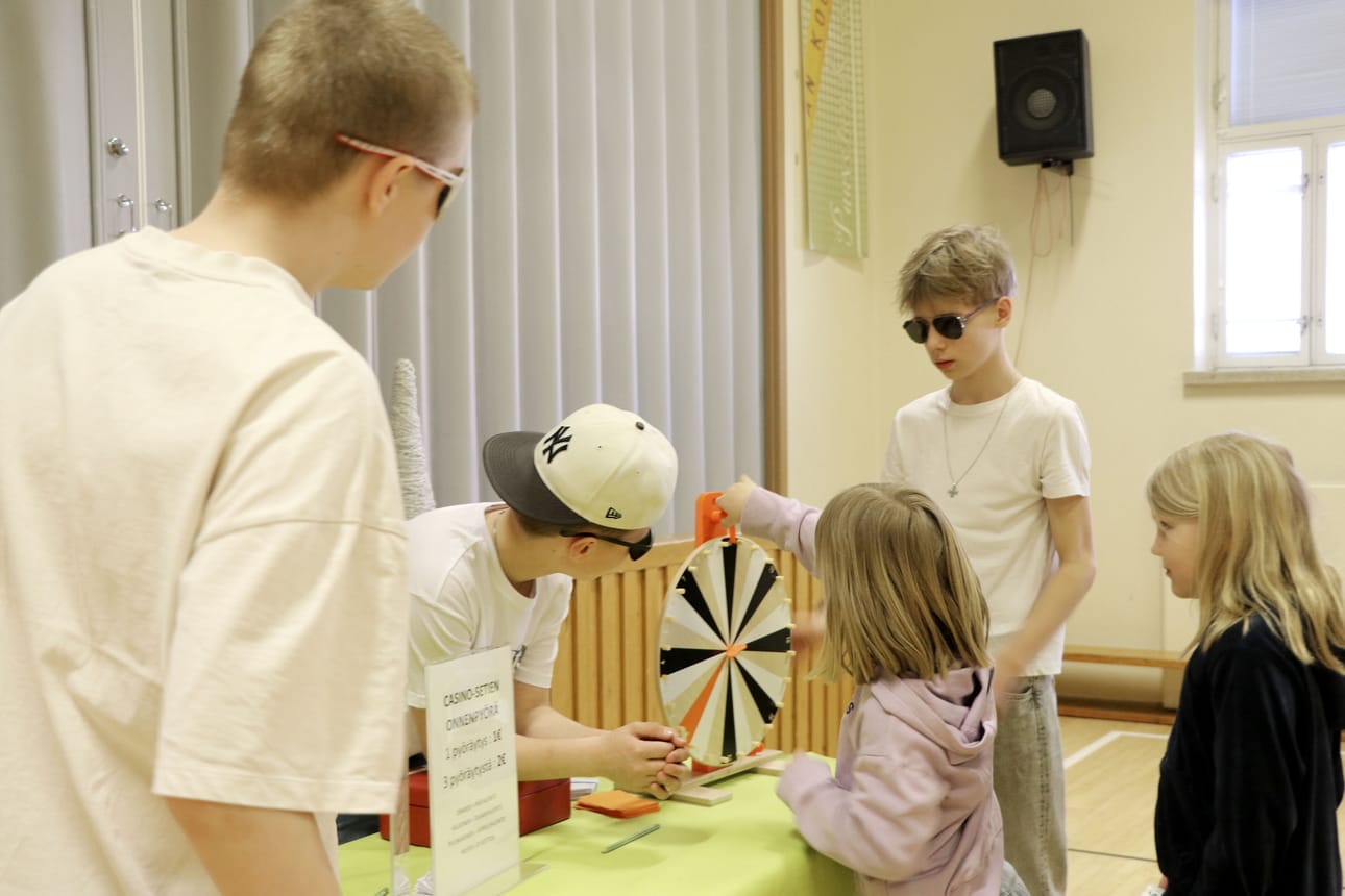 Onni Salo (vas.), Antton Linna ja Aleksei Lemetti pitivät onnenpyörää.