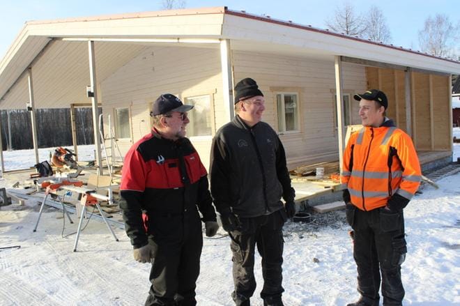 Pientalon rakennustyö on jo hyvällä mallilla, toteavat Topias (oikealla), Jukka ja Terho Riiho. KUVA: REIJO HEIKKILÄ