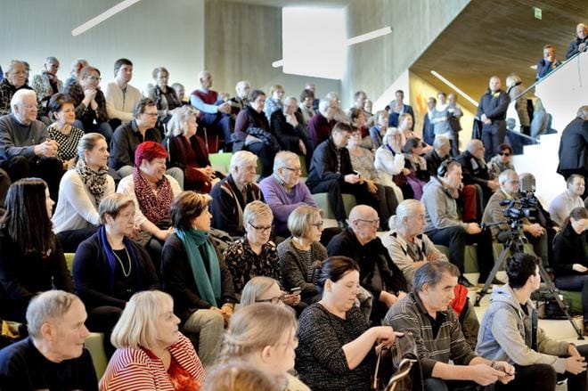 Seinäjoen Apila-kirjaston lukuportaikko täyttyi tiistai-iltana sotesta kiinnostuneista kuntalaisista. Lopuksi juontaja Anssi Orrenmaa kysyi kuulijoilta, kuinka monen keskustelu vakuutti siitä, että sote onnistuu. Moni käsi nousi ilmaan. Osa oli edelleen myös sitä mieltä, ettei hyvä heilu. KUVAT: HEIKKI HAKANEN