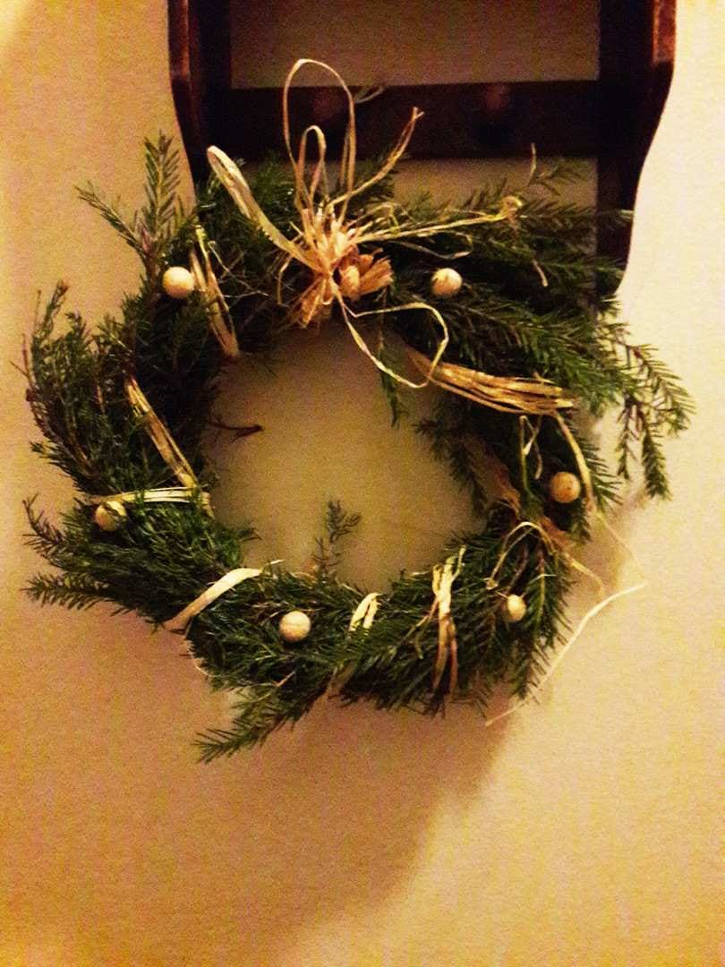 Kranssi huovutetuilla palloilla ja meriheinällä. Kuvan lähetti Päivi Pyörre.