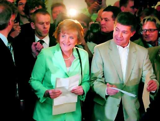 Angela Merkel kävi äänestämässä Berliinissä miehensä Joachim Sauerin kanssa.