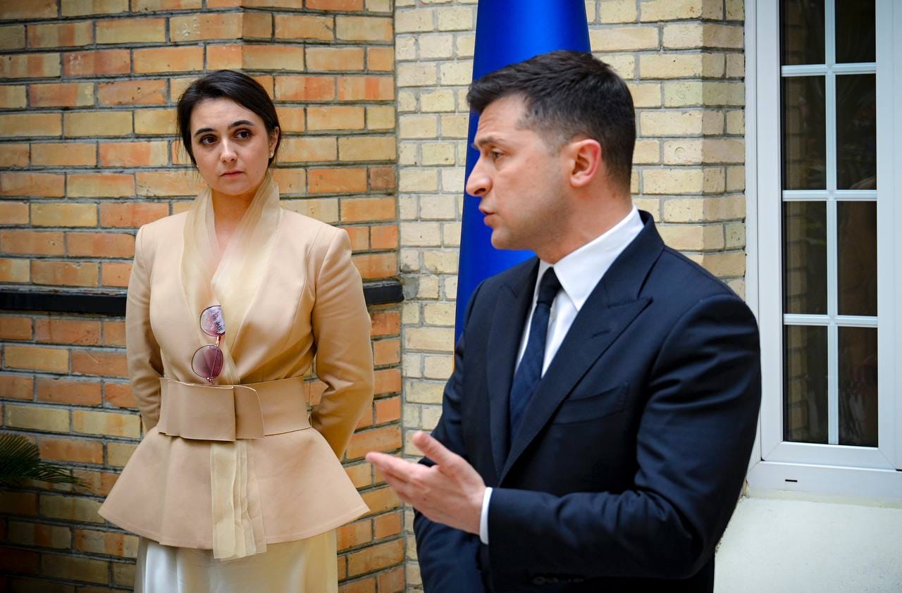 Ukrainan presidenttinä Volodymyr Zelenskyi yritti monesti keskustella rauhasta Putinin kanssa, mutta huhtikuussa 2021 venäläisjohtaja ei enää vastannut Normandia-nelikon neuvottelukutsuun. Lehdistösihteeri Julija Mendel seurasi vierestä, miten Zelenskyi piti lehdistötilaisuuden yksinään.