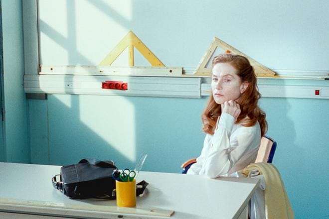 Isabelle Huppert on Rouva Hyde -elokuvassa ujo fysiikanopettaja Marie Géquil, joka kokee hetkellisiä voimaannuttavia muodonmuutoksia. KUVA: Yle Kuvapalvelu