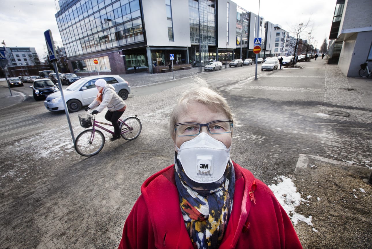 Seudun Astma- ja Allergiayhdistyksen Marja-Leena Huoviala esitteli viime keväänä toimivaa suodattimellista hengityssuojainta.