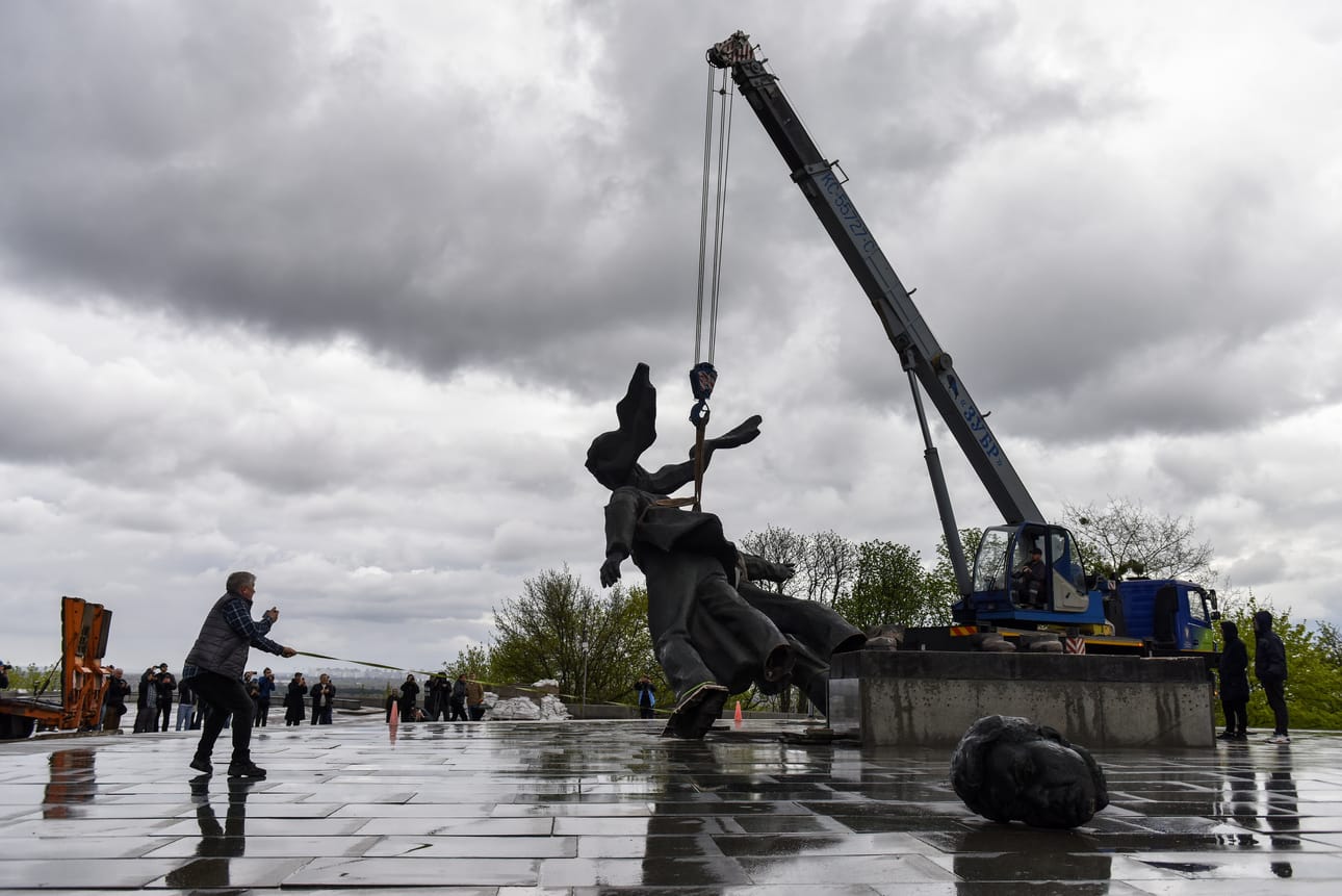 Ukrainan pääkaupungissa Kiovassa purettiin tiistaina muistomerkki "Kansojen ystävyys", joka symboloi entisen Ukrainan sosialistisen neuvostotasavallan ja Venäjän historiallisia siteitä.