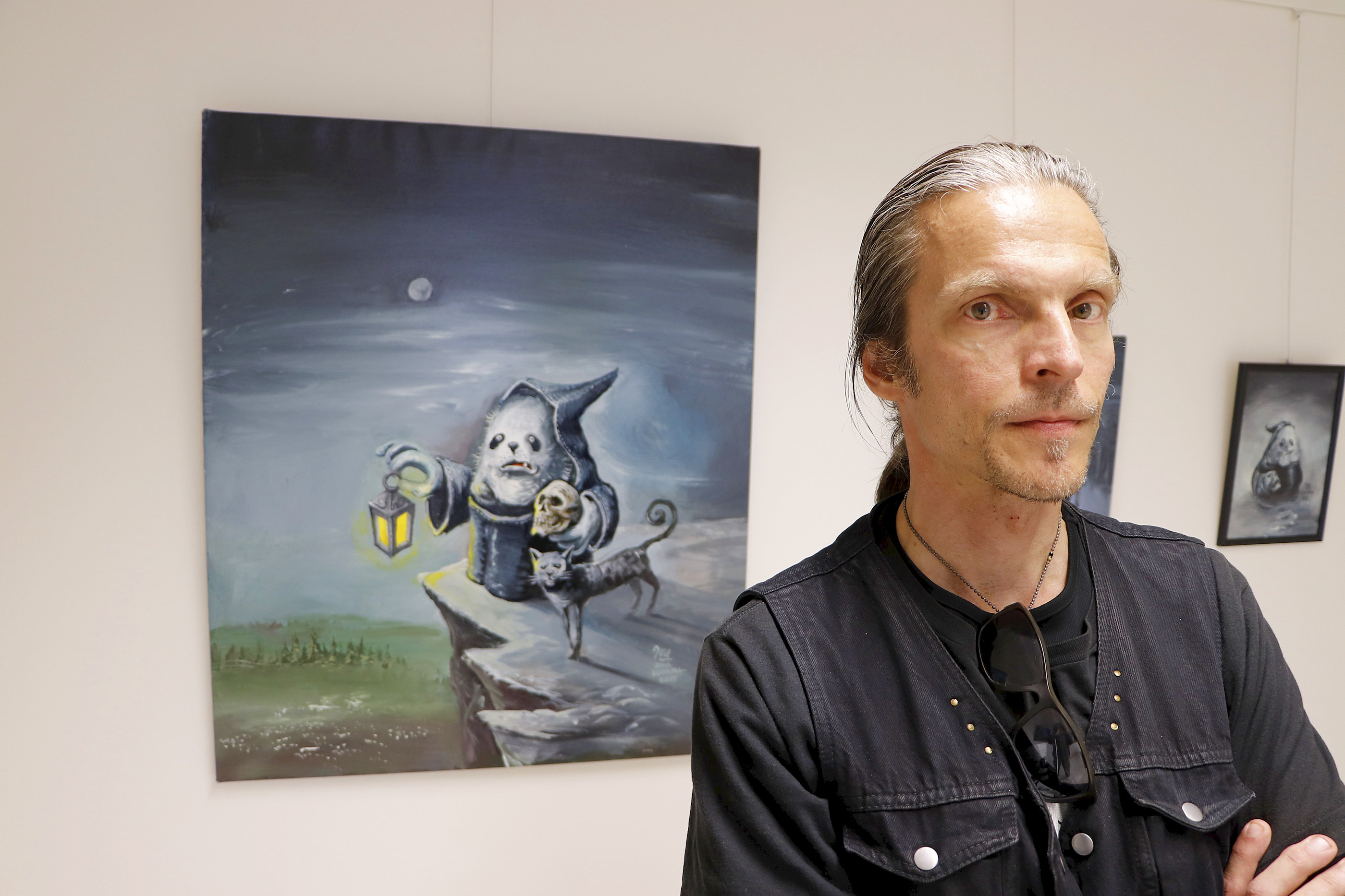 Kaapuveikko 27 vuotta Pohjantähdessä. Edessä mies Kaavun takaa, taiteilija Juha Vuorma. Näyttelyssä selviää, mm. miten Killi ja Kallo päätyivät kaivossa asuvan Kaavun kämppäkavereiksi.