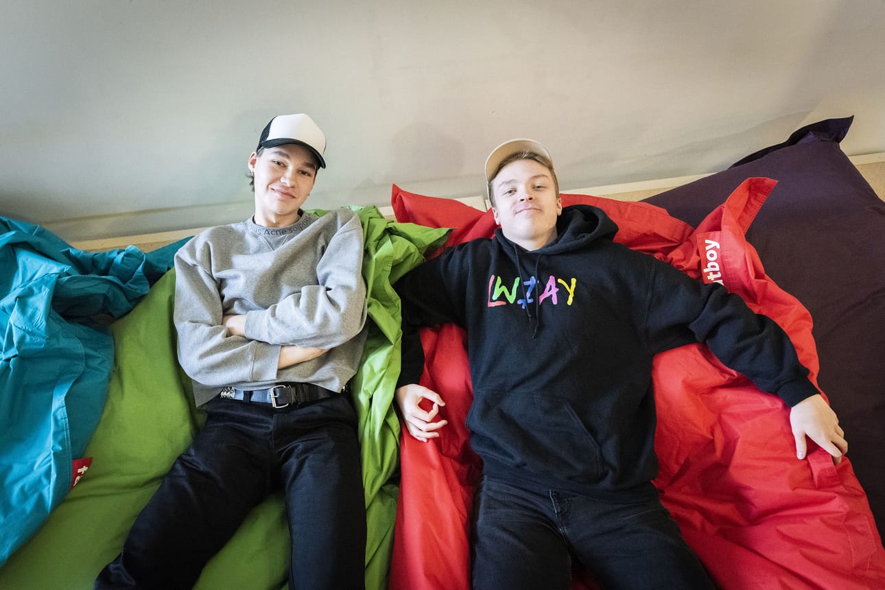 Joonas Määttä ja Jere Karjalainen liputtavat kauratuotteiden puolesta. Kolmannen vuoden lukio-opiskelijat ovat löytäneet omaan makuunsa sopivat kauramaidot, mutta se vaati eri merkkien testausta.