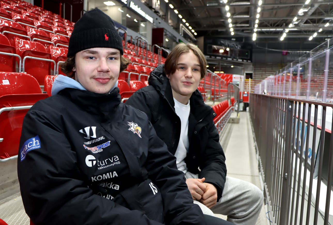 Iisakki Sjöblom ja Hugo Hevonkoski muuttivat kahdeksasluokkalaisina Vaasaan voidakseen kehittyä jääkiekossa. Nyt yhdeksännellä luokalla olevat nuoret aikovat jatkaa pelaamista Vaasan Sportissa.