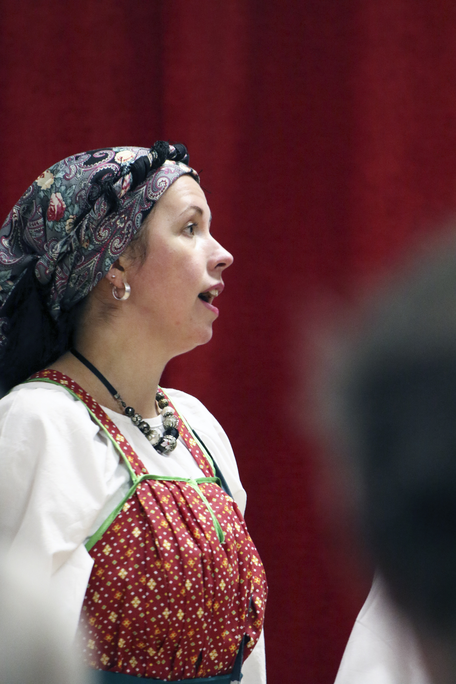 Esitystä kuvaava Camilla Niemelä on kaksikielinen. Vierellä vanhemmat Tanja ja Ville.