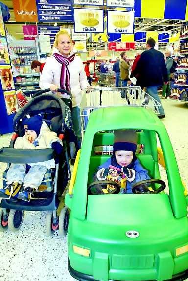 Hyvin kulkee. Aamupäivällä hyllyjen välissä pääsee liikkumaan sutjakkaasti kahdenkin vaunun kanssa, ruuhka-aikaan meno voi olla jo kankeampaa. Petra, Jesse ja Juuso Heikkinen asuvat aivan kauppakeskuksen lähellä.