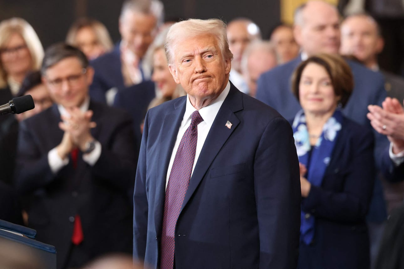 Yhdysvaltain presidentti Donald Trump sai yleisöltä suosionosoituksia virkaanastujaispuheensa jälkeen. LEHTIKUVA / AFP