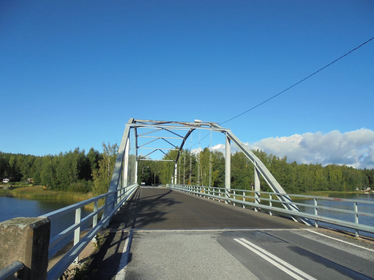 Hällnäsin silta Vöyrin saaristossa avattiin viikonlopuksi liikenteelle. Remontissa vaihdettiin sillan vaurioituneet puuosat. Arkistokuva: