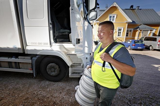 Suomen Kuljetus ja Logistiikka (SKAL) ry kuljettaa kansanedustajia kesäloman jälkeen takaisin työpaikalle Helsinkiin. Ilmajokelainen Juha Mäenpää (ps.) pakkasi matkaan myös varapatjan, sillä Helsinkiin saattaa olla tulossa yösijaa tarvitsevia painijapoikia. KUVA: KARI LÖFHJELM