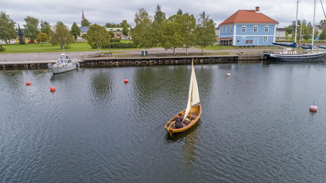Paavo Räsäsen saaristolaisvene Maja on rakennettu 1800-luvun lopun ruotsalaisen saaristolaisveneen mallia noudattaen.