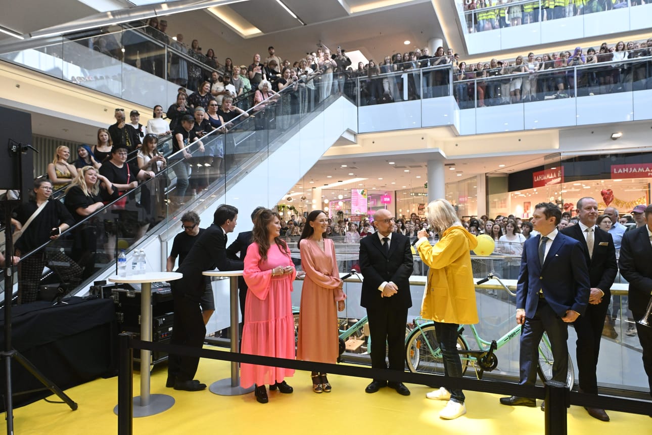 Ultra Bra kertoi yhtyeen kuulumisia flashmob-tapahtumassa kauppakeskus Forumissa Helsingissä. LEHTIKUVA / MIKKO STIG
