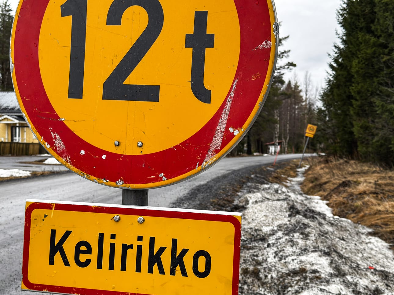 Hiekkateillä kelirikko on jo vaivana. Useimmiten tielle asennetaan varoituksen lisäksi 12 tonnin painorajoitus.
