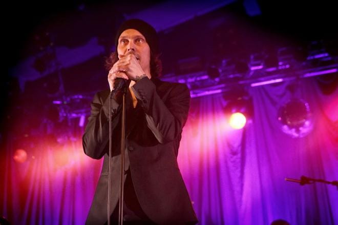 Ville Valo nauttii esittäessään Agentsien kanssa Rauli Badding Somerjoen lauluja. KUVAT: ANNE PUUMALA