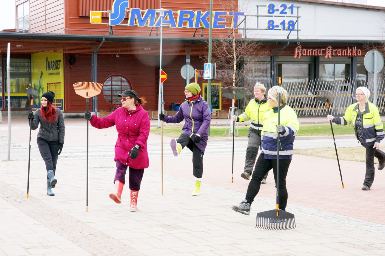 Ennen haravaoperaatiota jumpattiin paikat vetreiksi.