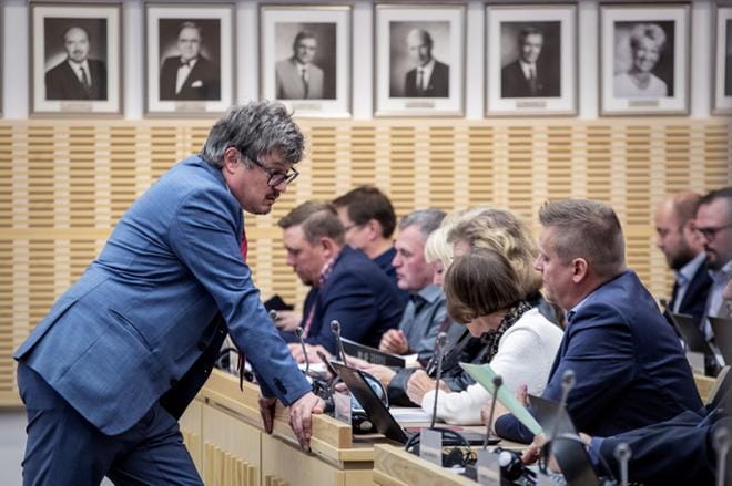 Mustasaaren päättäjät kunnanjohtaja Rurik Ahlberg ja kunnanhallituksen puheenjohtaja Simon Broman vaihtavat ajatuksia syyskuun valtuustossa. ARKISTOKUVA: JARNO PELLINEN