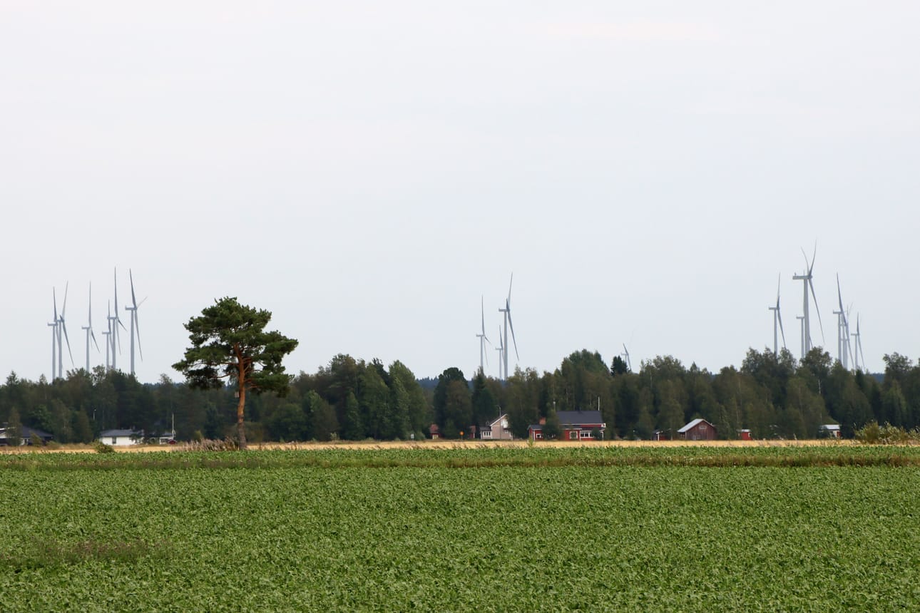 Jurvan Kirkonkylän liepeillä näkyy kolmen tuulivoimala-alueen myllyjä: Kalistannevan, Rasakankaan sekä Matkussaaren.