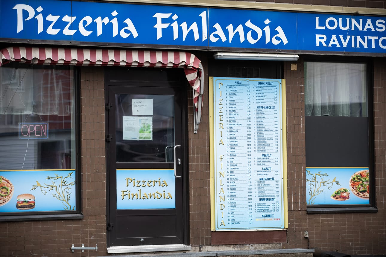 Yrittäjä Haci Cinar ja pesänhoitaja Ursa Kassinen kertovat Pizzeria Finlandian olevan tällä hetkellä suljettuna.