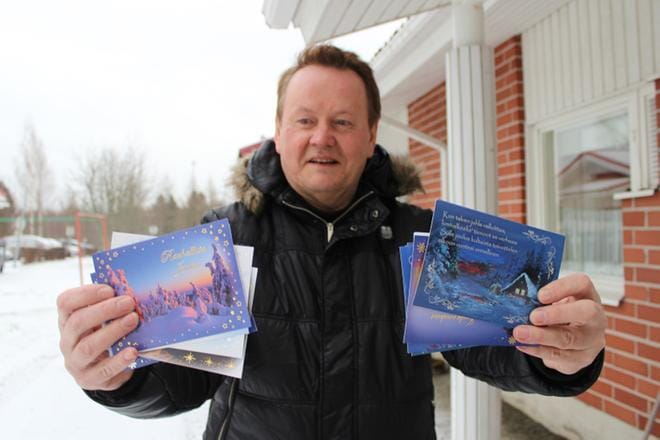 Kalevi Ylinen aloittaa vaimonsa kanssa joulukorttien rustailun aina arvonnasta. Tänä jouluna yllätyskortti lähti Keski-Pohjanmaalle. KUVAT: REIJO HEIKKILÄ