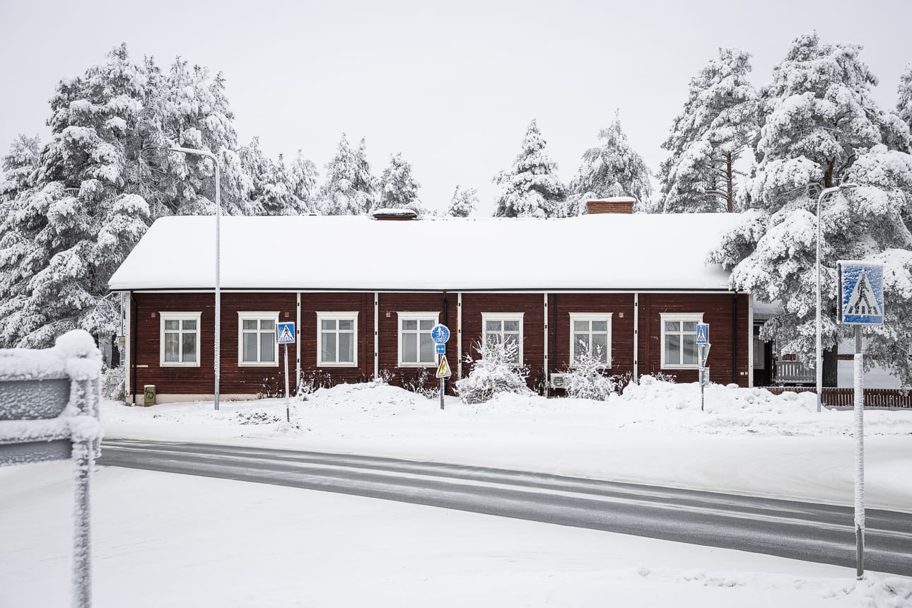 Lähteentien ja Ounasvaarantien risteyksessä sijaitseva hirsirakennus on myytävänä.
