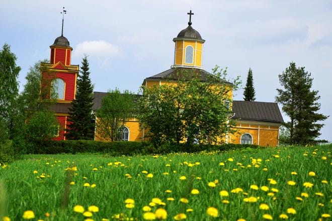 Lehtimäen kirkko kesäloistossaan. Arkistokuva: Markku Turpela.