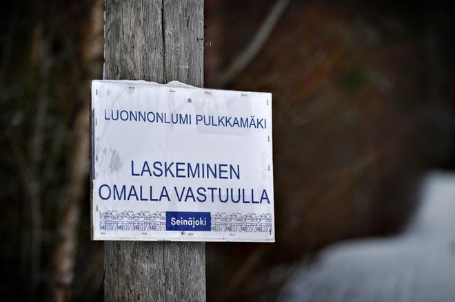Kyltti Jouppilanvuoren pulkkamäessä muistuttaa, että laskijat ovat mäessä omalla vastuulla. Kuva: Tomi Kosonen