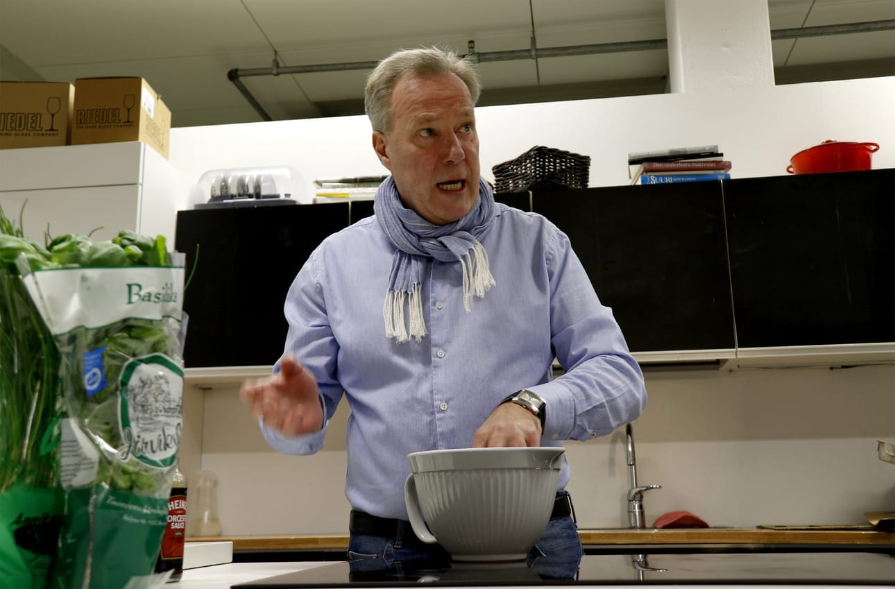Antti Vahtera sanoo, ettei oman ravintolan pyörittämistä ole ikävä. Haastatteluhetkellä hän valmisteli 12 hengen illallista Turun Logomolla.