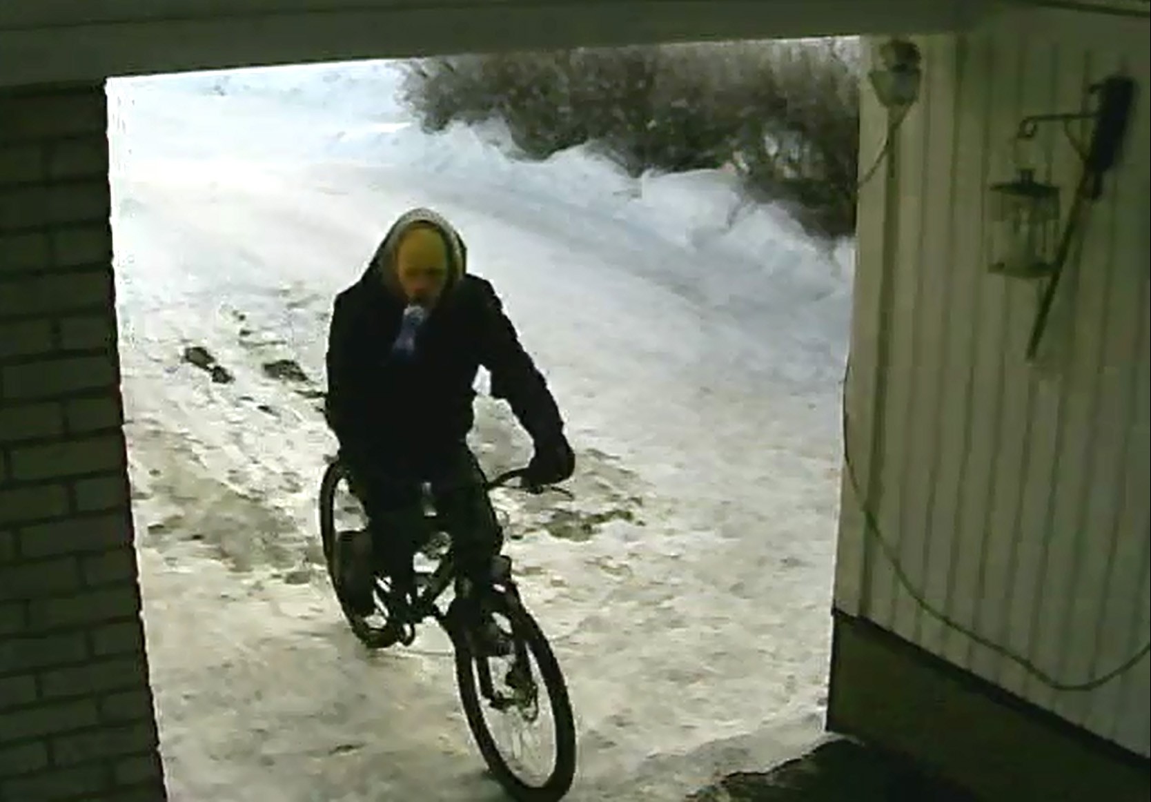 Oululaisen omakotitalon turvakamera videoi murtovarkaan yrityksen