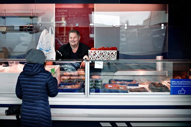 Toisen polven kalakauppias Krister Holmlund ajaa kalavaunuineen maakunnan toreille kolmena päivänä viikossa. Perjantaiaamuisin tukikohtana on Seinäjoki. KUVAT: TOMI KOSONEN