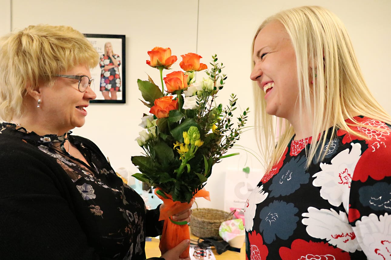 Marita Toiviainen onnitteli puolueen puolesta Marjut Lehtosta eduskuntavaalimatkasta.
