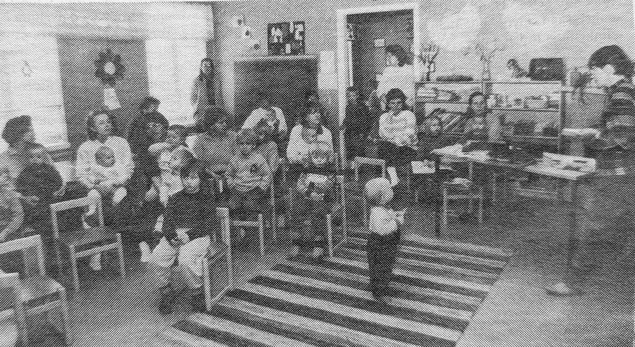 Lääkäri Aino Haka puhui kummilapsitoiminnasta äiti-lapsi-piirissä.