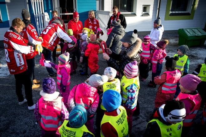 Vaasan Sportin kannattajat ry Red Army ja Sportin pelaajia jakoivat huomioliivejä Metsäkallion päiväkotilapsille. KUVA: KALLE LYDMAN