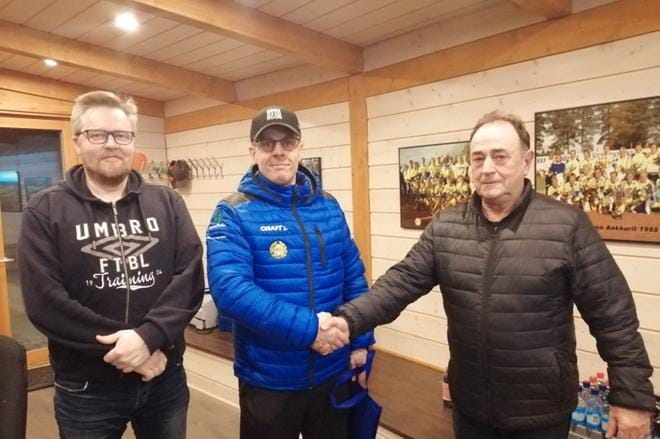 Sopimusneuvottelut ovat päättyneet Ankkureitten VIP-tilassa. Ankkureitten puheenjohtaja Antti Joensuulla (vas.), Tovi Nevantakasella ja pesäpallotyöryhmän vetäjällä Tapio Kantokoskella ovat katseet jo kevään harjoituksissa. KUVA: ANKKURIT