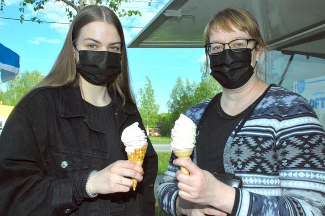 Mette ja Hannele Jänikselä kiittelivät pehmiskioskista. KUVAT: MINNA HIIRONEN