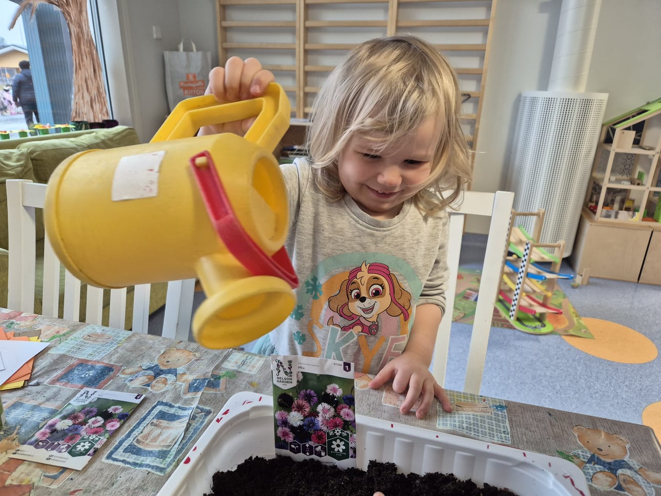 Leona, 3, on näppärä tyttö puutarhahommissa.