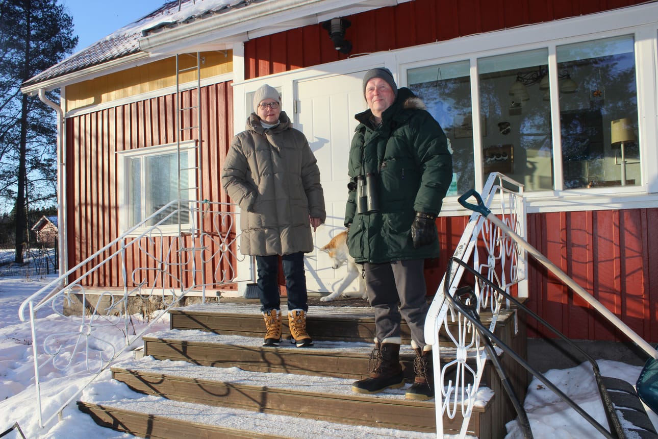 Siipyystä talon 17 vuotta sitten ostaneet Kirsi Jyly ja Jukka Koskelainen toivovat, ettei Siipyyn ja Skaftungin edustalle suunniteltu merituulivoimaloiden alue toteudu.