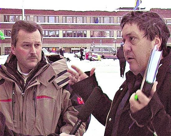 Suruliputus. Haaparannan kaupunginhotellin ja kaupungintalon edustalla Italian, Ruotsin ja Suomen liput olivat tiistaina puolitangossa.