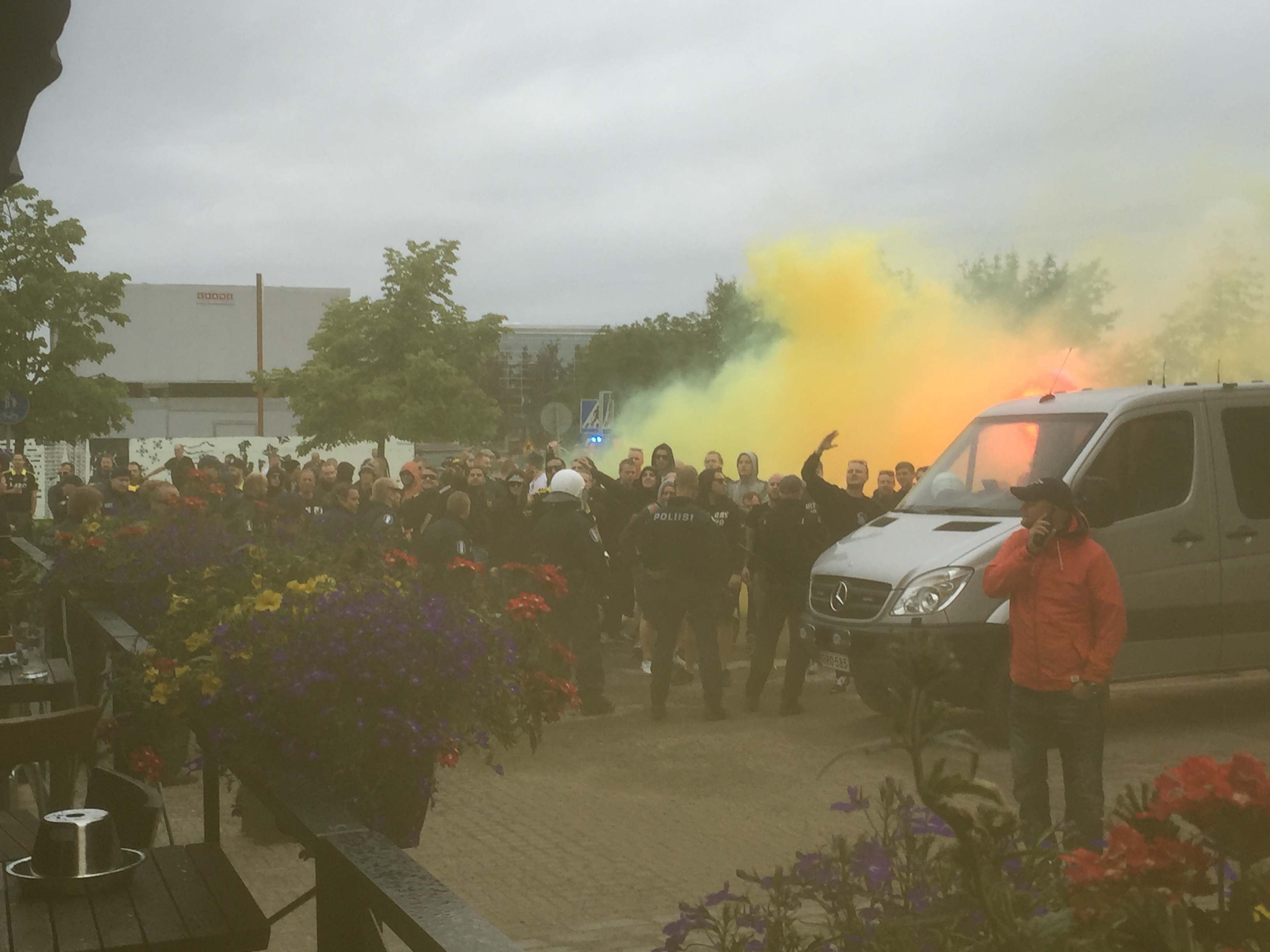 Petrellin saluunan terassille heitettiin savupatruuna ennen ottelun alkua.