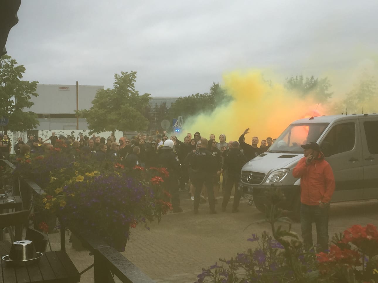 Petrellin saluunan terassille heitettiin savupatruuna ennen ottelun alkua.