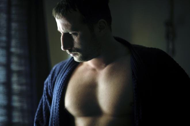 Karjankasvattaja Jacky (Matthias Schoenaerts) tekee Härkäpäässä diilin mafianomaisen lihakauppiaan kanssa. KUVA: Yle Kuvapalvelu
