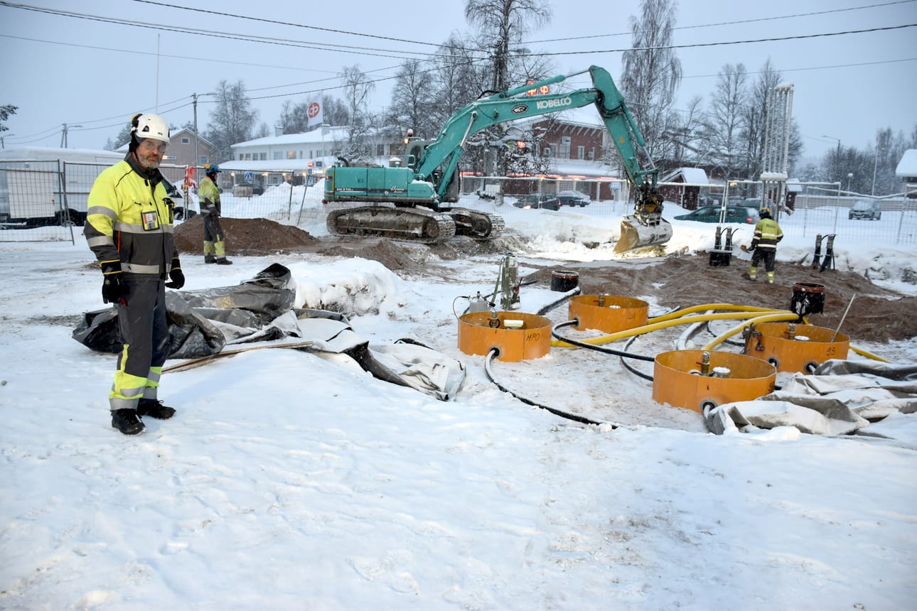 Maaperän ja säiliöiden vaihto aloitettiin marraskuun lopulla. Valmista pitäisi olla parin viikon kuluttua, työmaan vastaavana toimiva Risto Tuomola kertoo.