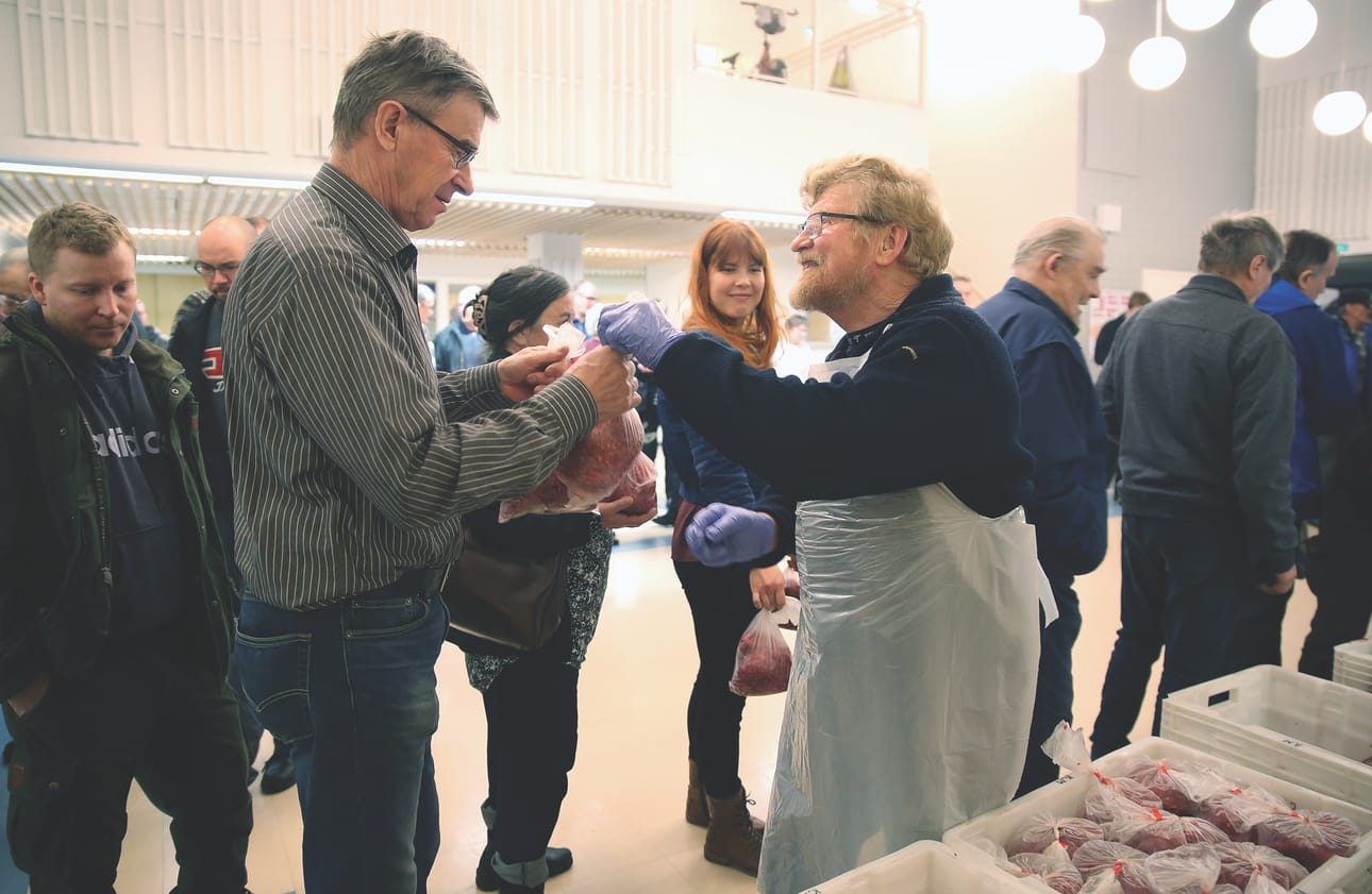Markku Vikiö (oikealla) on yksi kolmesta seuran lihanleikkaajasta. Hän toimi lauantain huutokaupassa lihavastaavana. Kuvassa vasemmalla Ville Saarela.